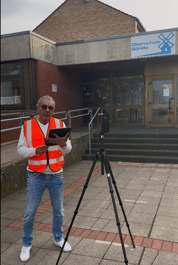 3D Laserscanner Matterport bei Gebäudeaufnahme im Schulzentrum
