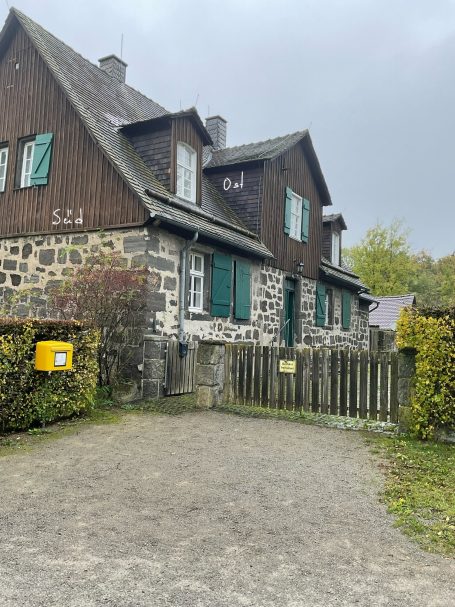 Eingangsbereich des Aufseherhauses am Herkules "Eingangsbereich des Aufseherhauses am Herkules, Tuffsteinfassade und historischer Zugang im UNESCO-Bergpark Wilhelmshöhe."