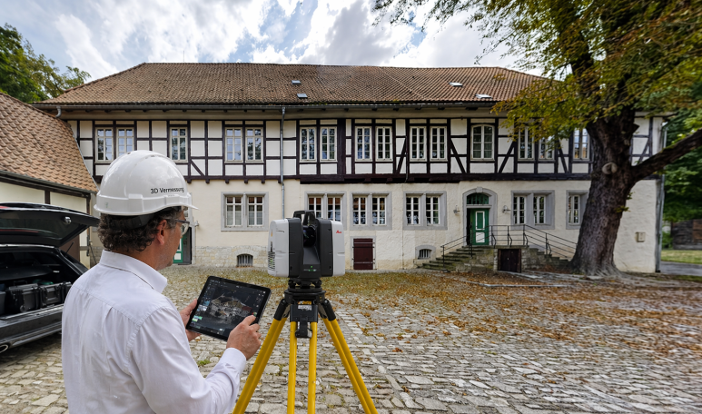 Historischer Eingangsbereich im Innenhof der Wasserburg Gebhardshagen – Originalfoto mit Natursteinfassade und Zugangssituation.