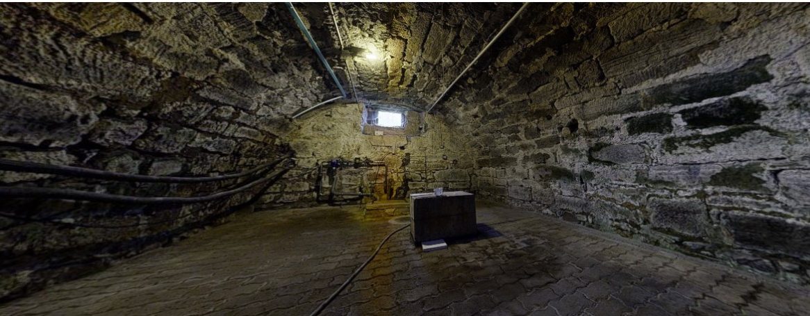 Blick in den historischen Gewölbekeller des Aufseherhauses. Ein Bereich, der vielen Besuchern verborgen bleibt und eine geheimnisvolle, fast "Historischer Gewölbekeller des Aufseherhauses am Herkules – verborgenes, wenig bekanntes Kellergewölbe mit massiver Tuffsteinstruktur."