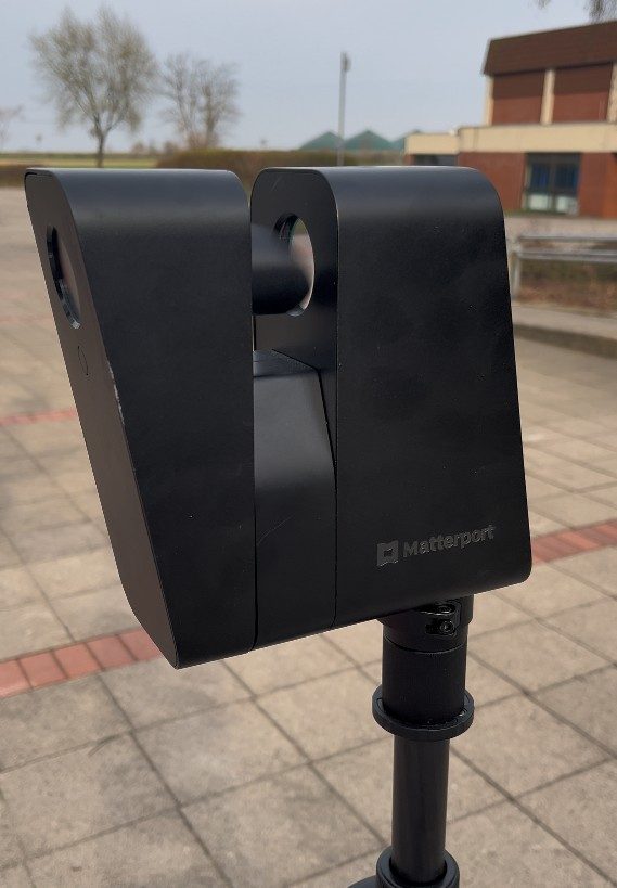 Matterport Kamera auf Stativ zur Erstellung von Innen- und Außenaufnahmen für virtuelle Rundgänge und digitale Zwillinge