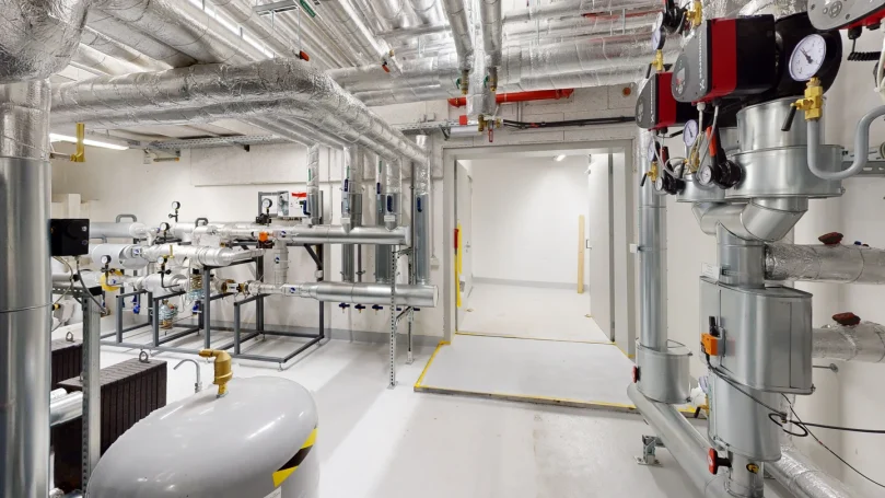 Technischer Anlagenraum mit Rohrleitungen, Maschinen und Infrastruktur als digitaler Zwilling für TGA Planung